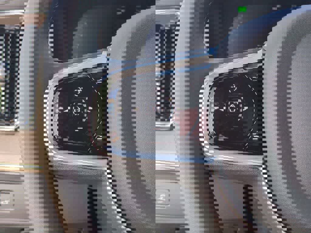 New 2026 Volvo XC90 B5 Plus w/ Protection Package Premier image 17