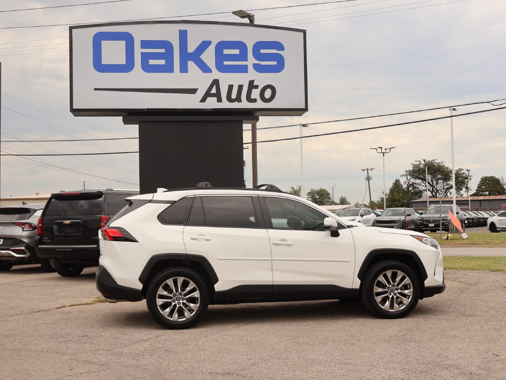 Used 2020 Toyota RAV4 XLE Premium FWD image 7
