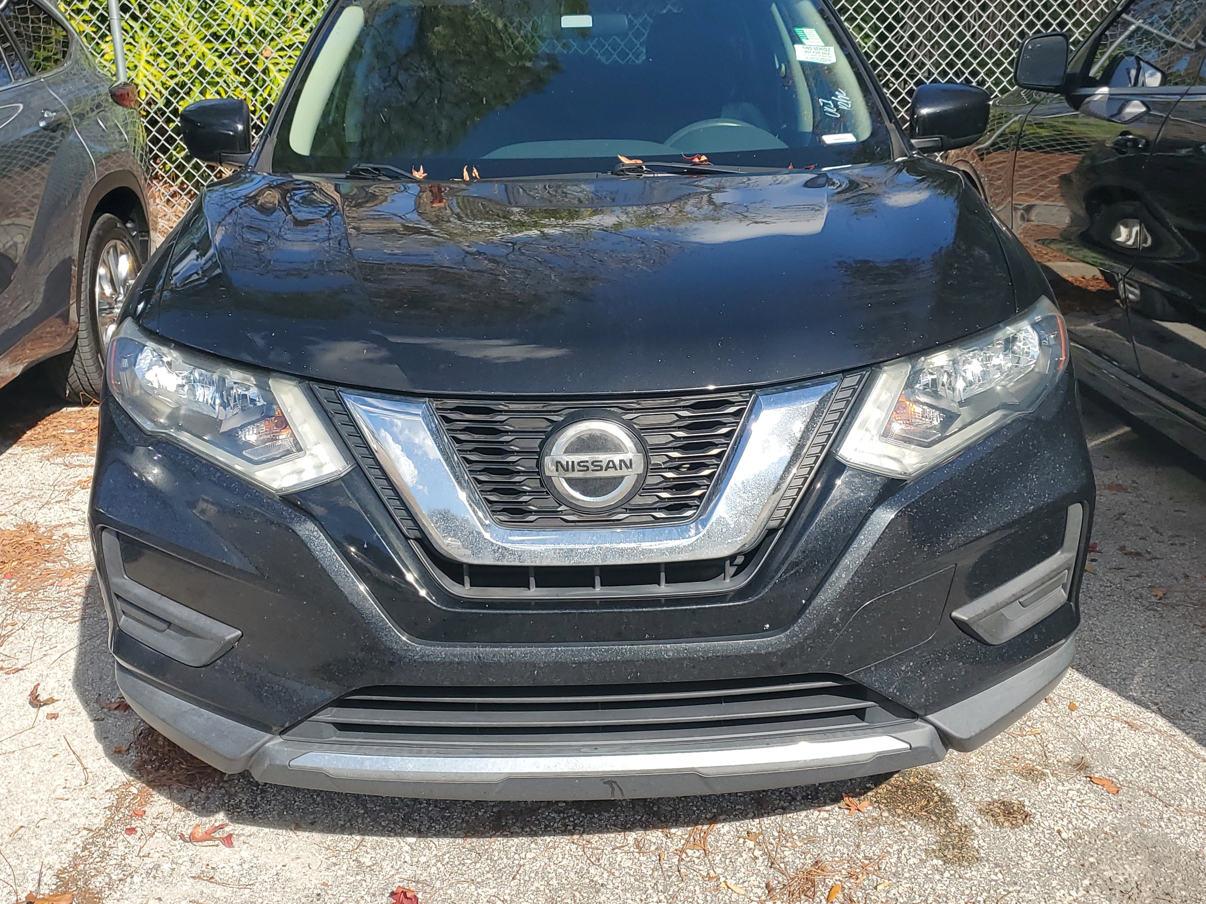Used 2018 Nissan Rogue S image 2