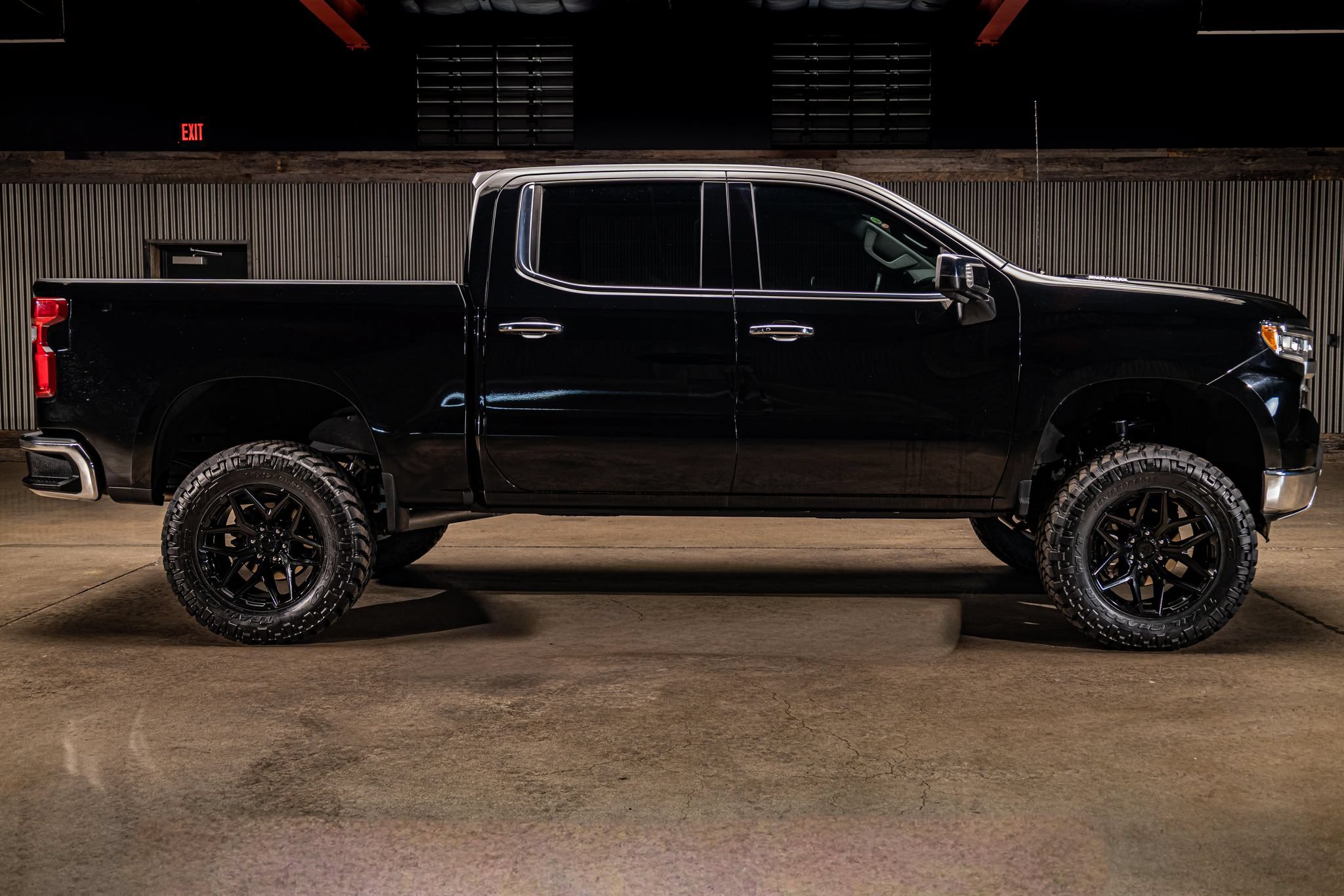 Used 2023 Chevrolet Silverado 1500 LTZ w/ LTZ Premium Package AWD/4WD image 11