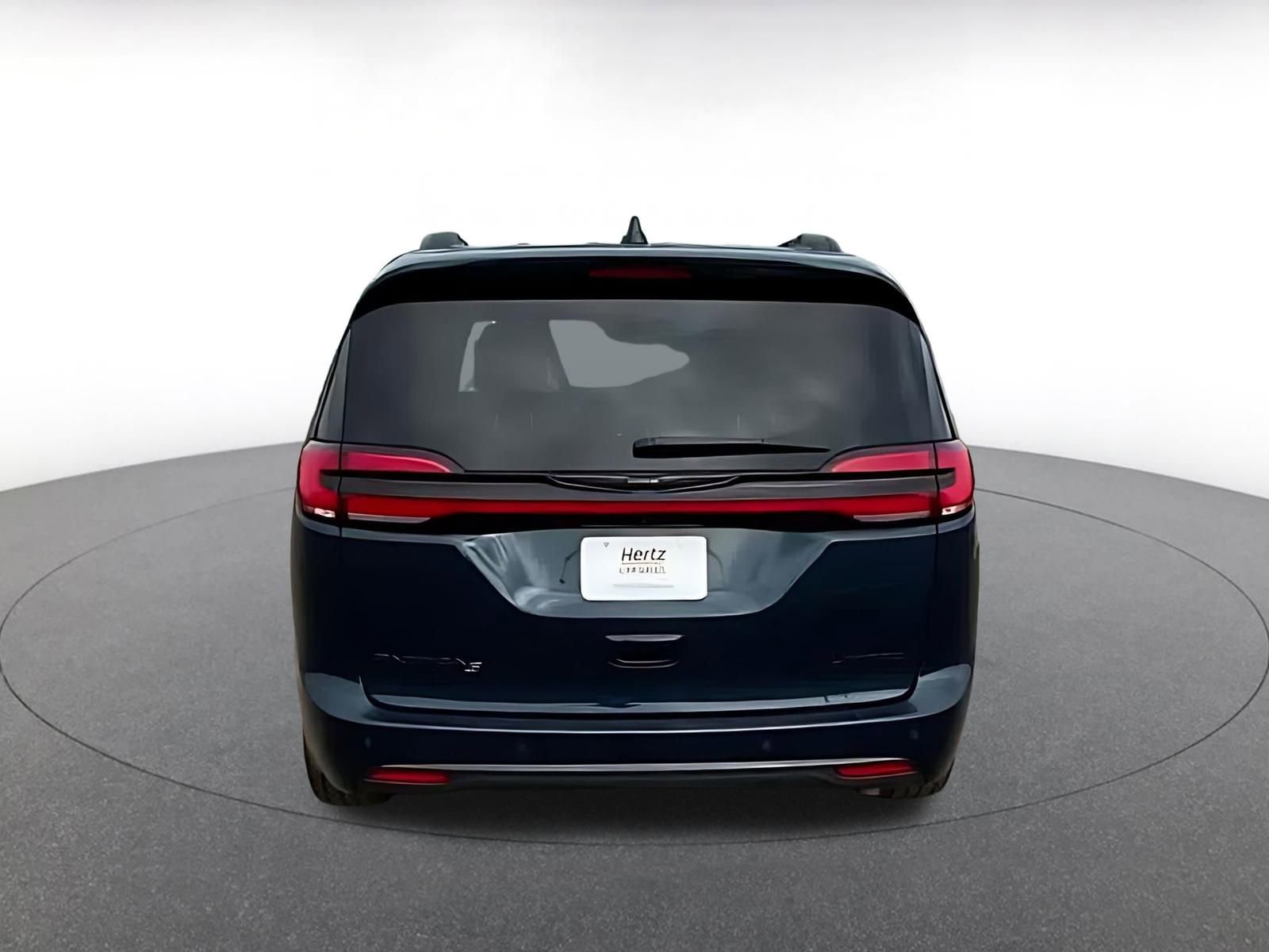 Used 2025 Chrysler Pacifica Limited image 12