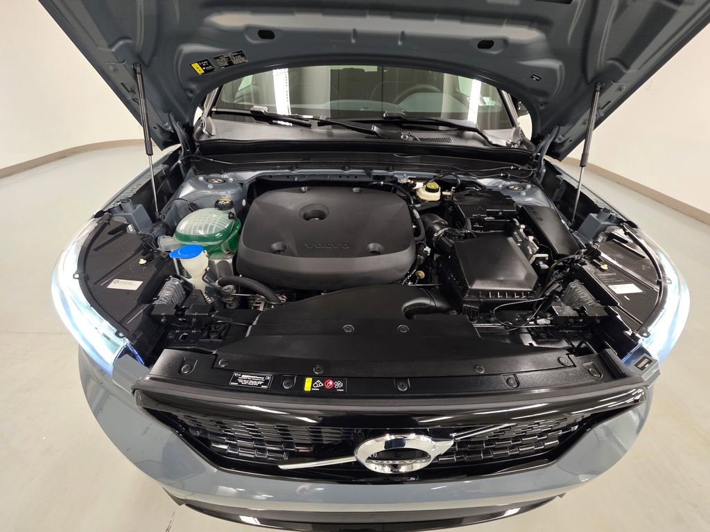 Used 2022 Volvo XC40 T5 R-Design w/ Advanced Package image 11