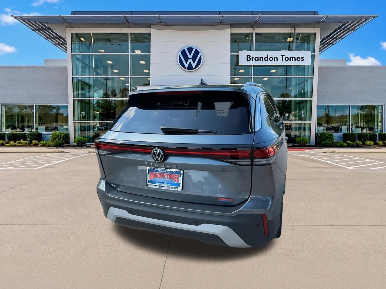 New 2026 Volkswagen Tiguan SE FWD image 8