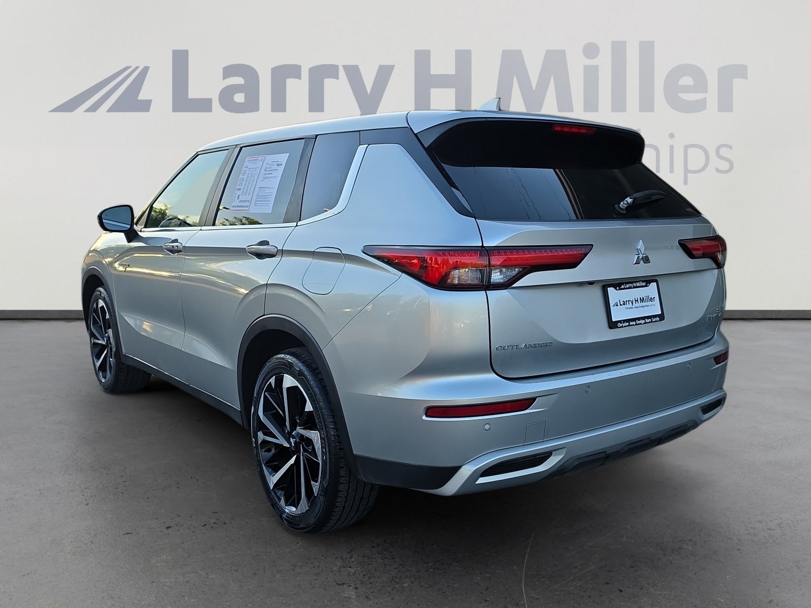 Used 2024 Mitsubishi Outlander 4WD Plug-In Hybrid image 3