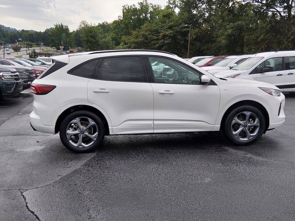 Certified 2024 Ford Escape ST-Line Select AWD/4WD image 3
