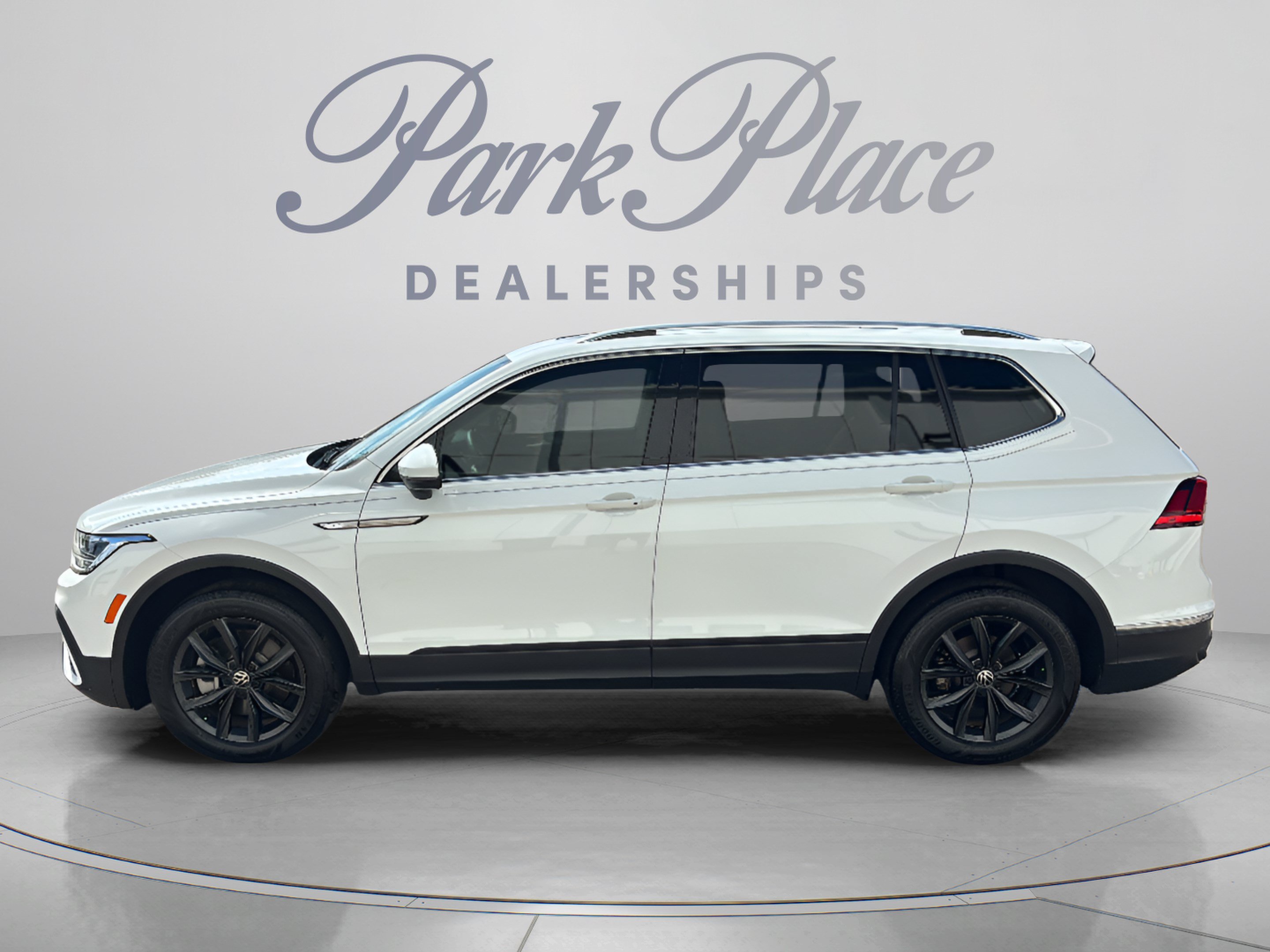 Used 2024 Volkswagen Tiguan SE FWD image 2