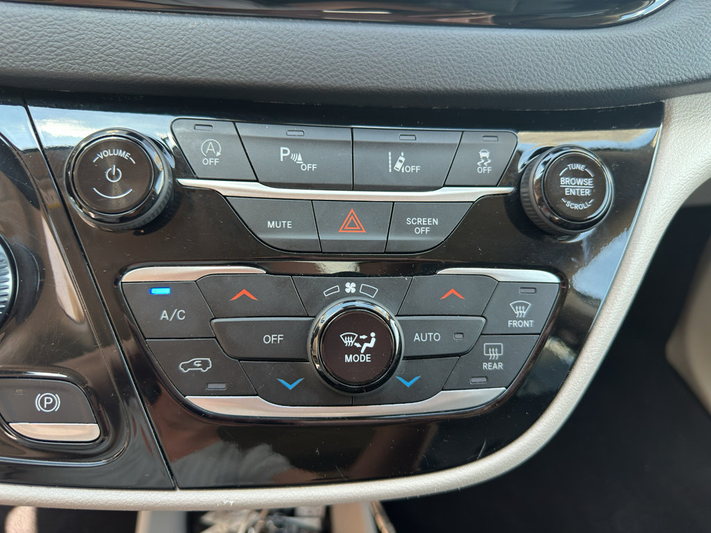 Used 2024 Chrysler Pacifica Touring-L FWD image 23