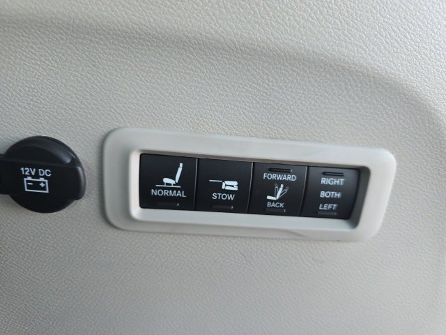 Used 2020 Chrysler Pacifica Limited image 30