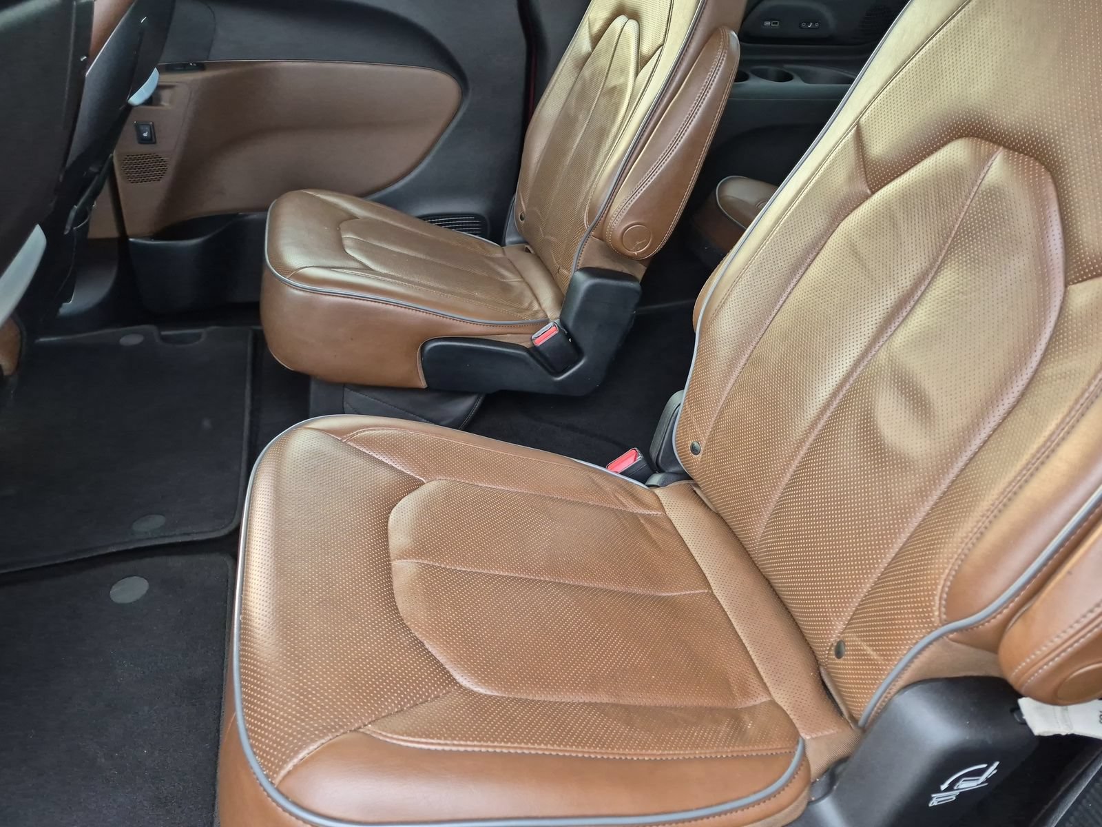 Used 2019 Chrysler Pacifica Limited w/ Tire & Wheel Group FWD image 17