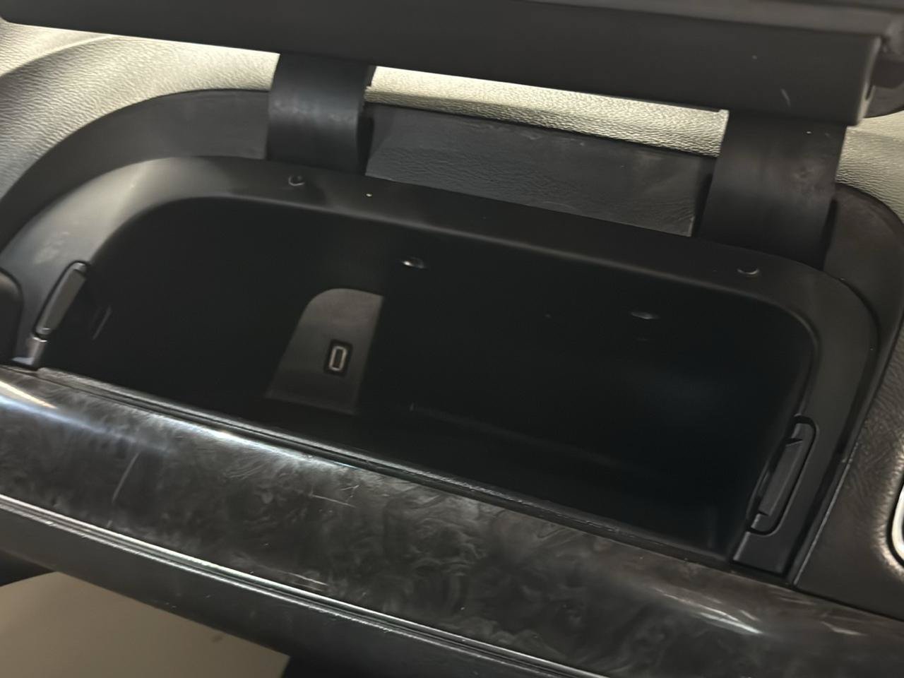 Used 2015 Chrysler Town & Country Touring FWD image 54