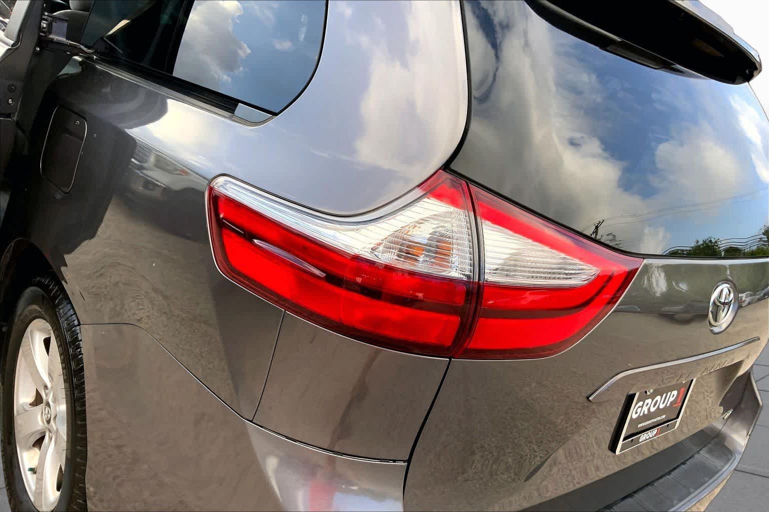 Used 2018 Toyota Sienna LE FWD image 28