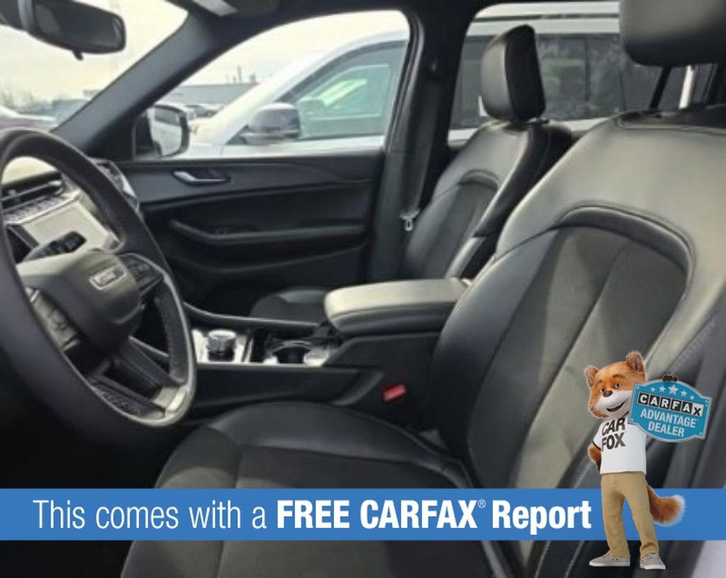 Used 2023 Jeep Grand Cherokee L Laredo image 2