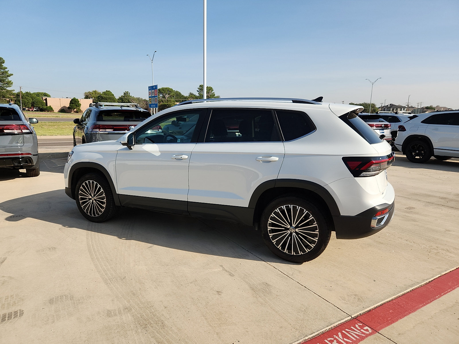 Used 2026 Volkswagen Taos SE FWD image 3