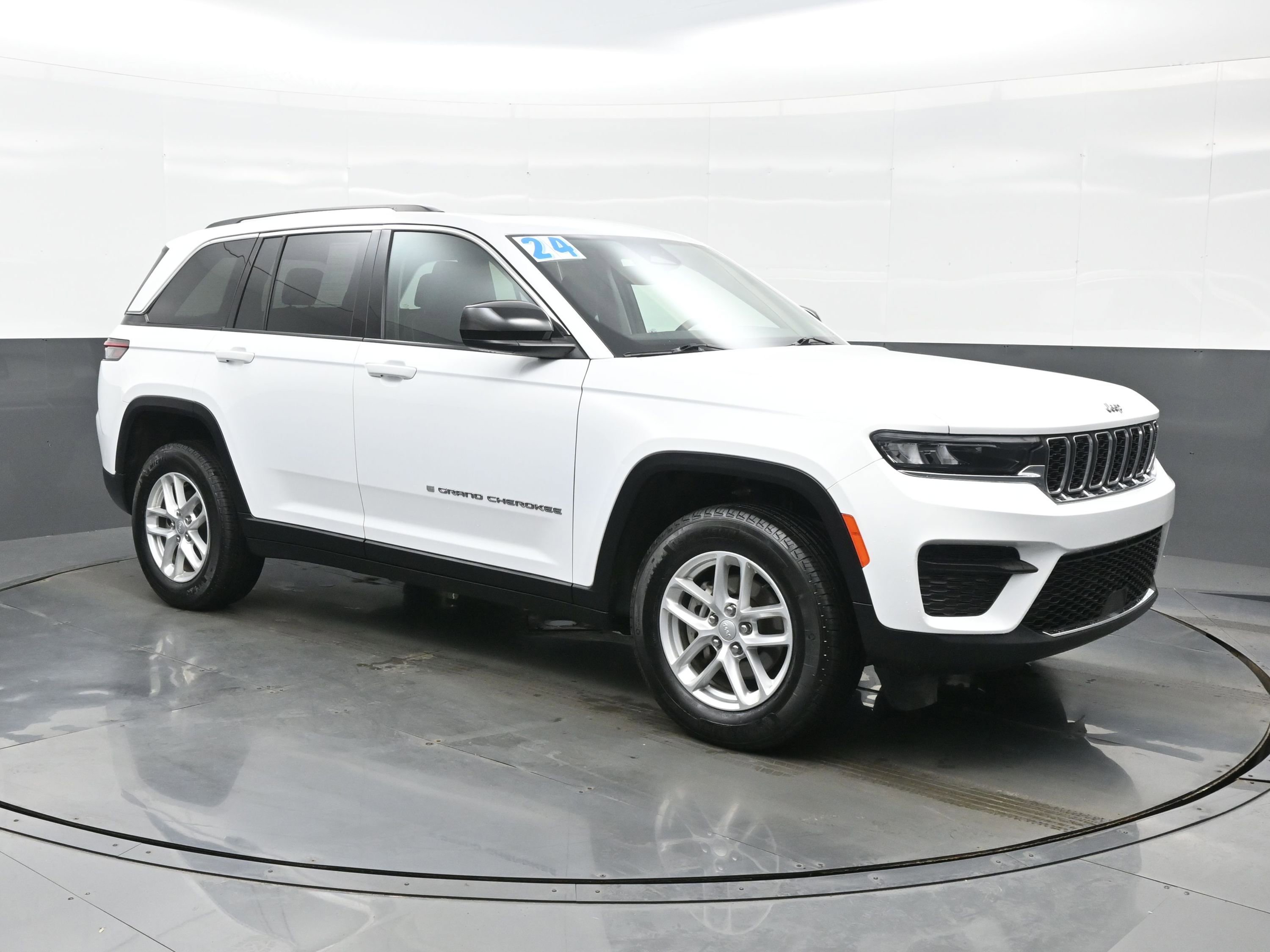 Used 2024 Jeep Grand Cherokee Laredo X image 8