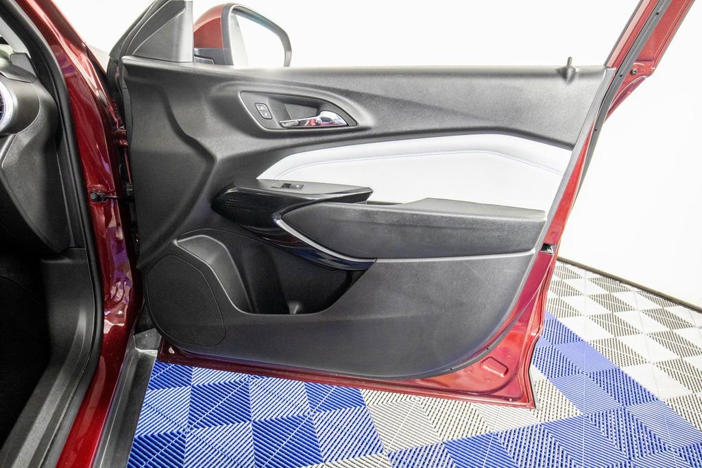 Used 2025 Chevrolet Trax LT w/ LT Convenience Package image 15