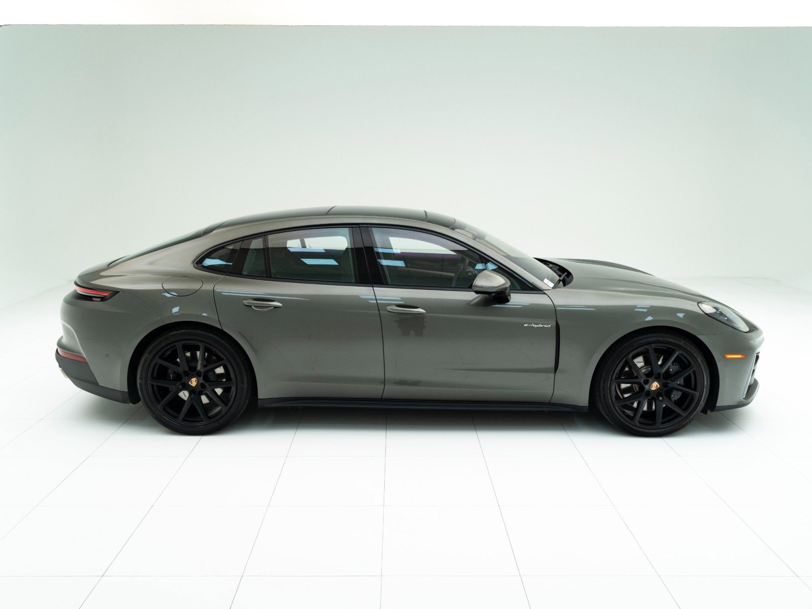 Used 2025 Porsche Panamera 4 image 8