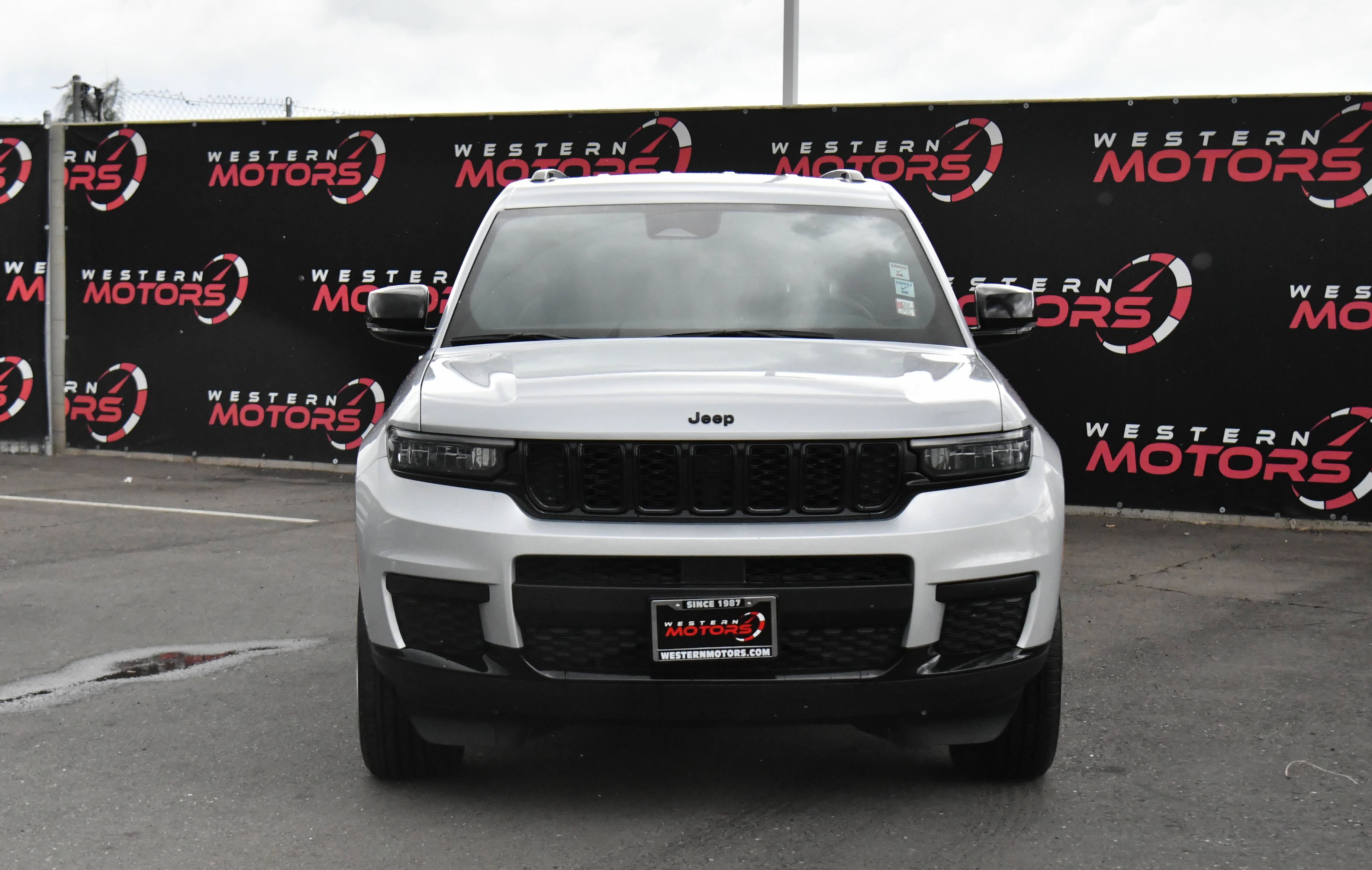 Used 2024 Jeep Grand Cherokee L Laredo AWD/4WD image 2