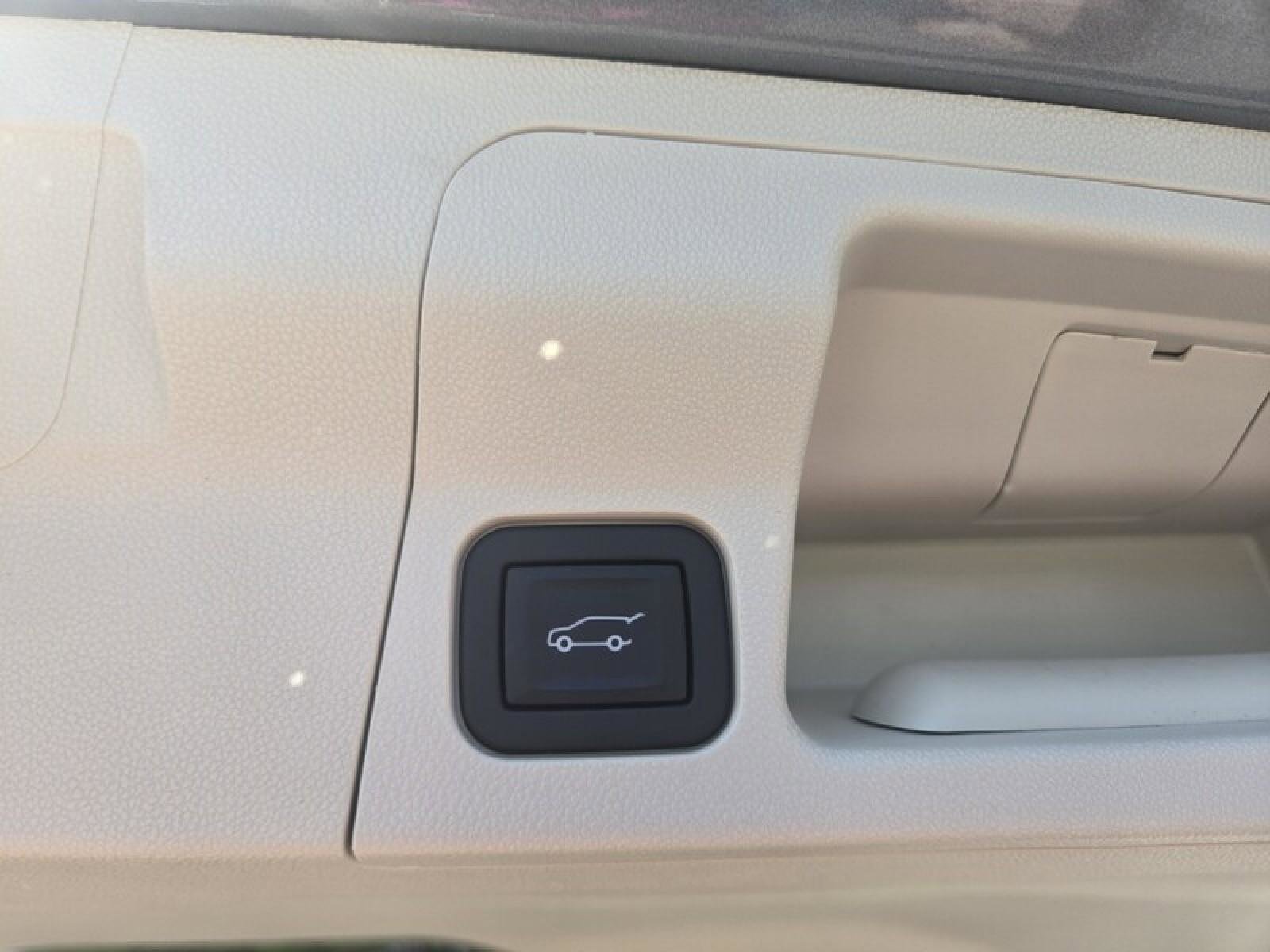 Used 2023 GMC Acadia Denali w/ Denali Ultimate Package FWD image 8