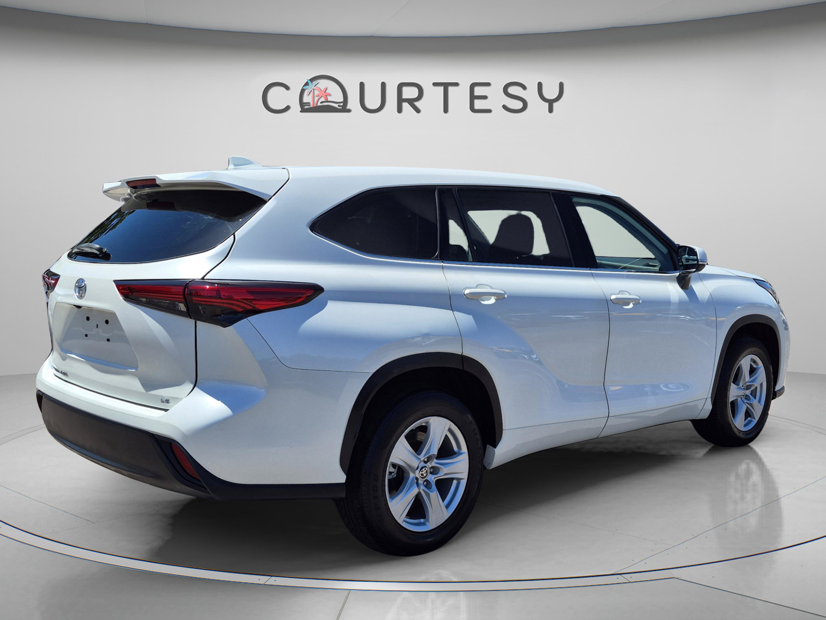 Used 2021 Toyota Highlander LE FWD image 5
