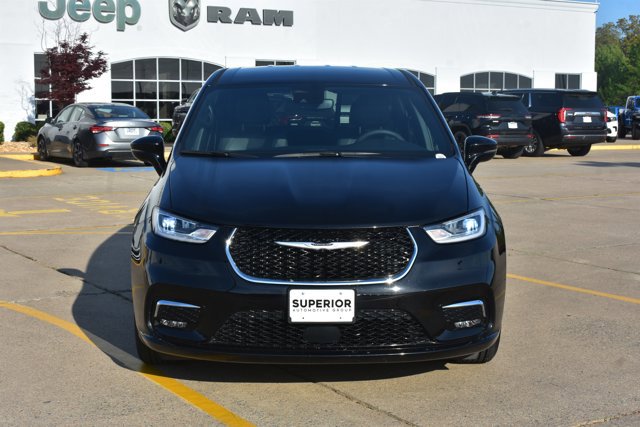 Used 2025 Chrysler Pacifica Select image 2