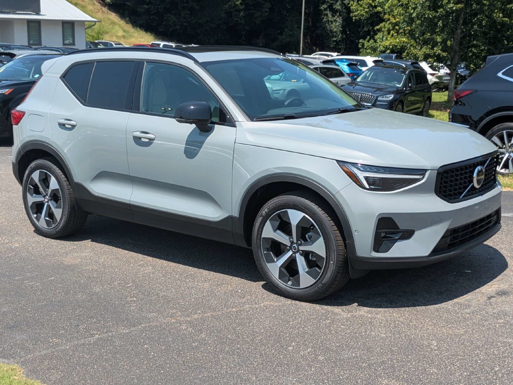 New 2026 Volvo XC40 B5 Plus w/ Protection Package Premier AWD/4WD image 8