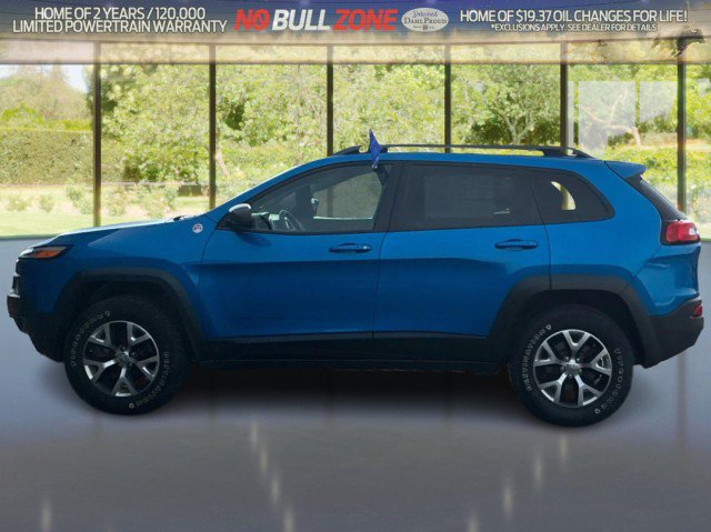 Used 2017 Jeep Cherokee Trailhawk AWD/4WD image 2