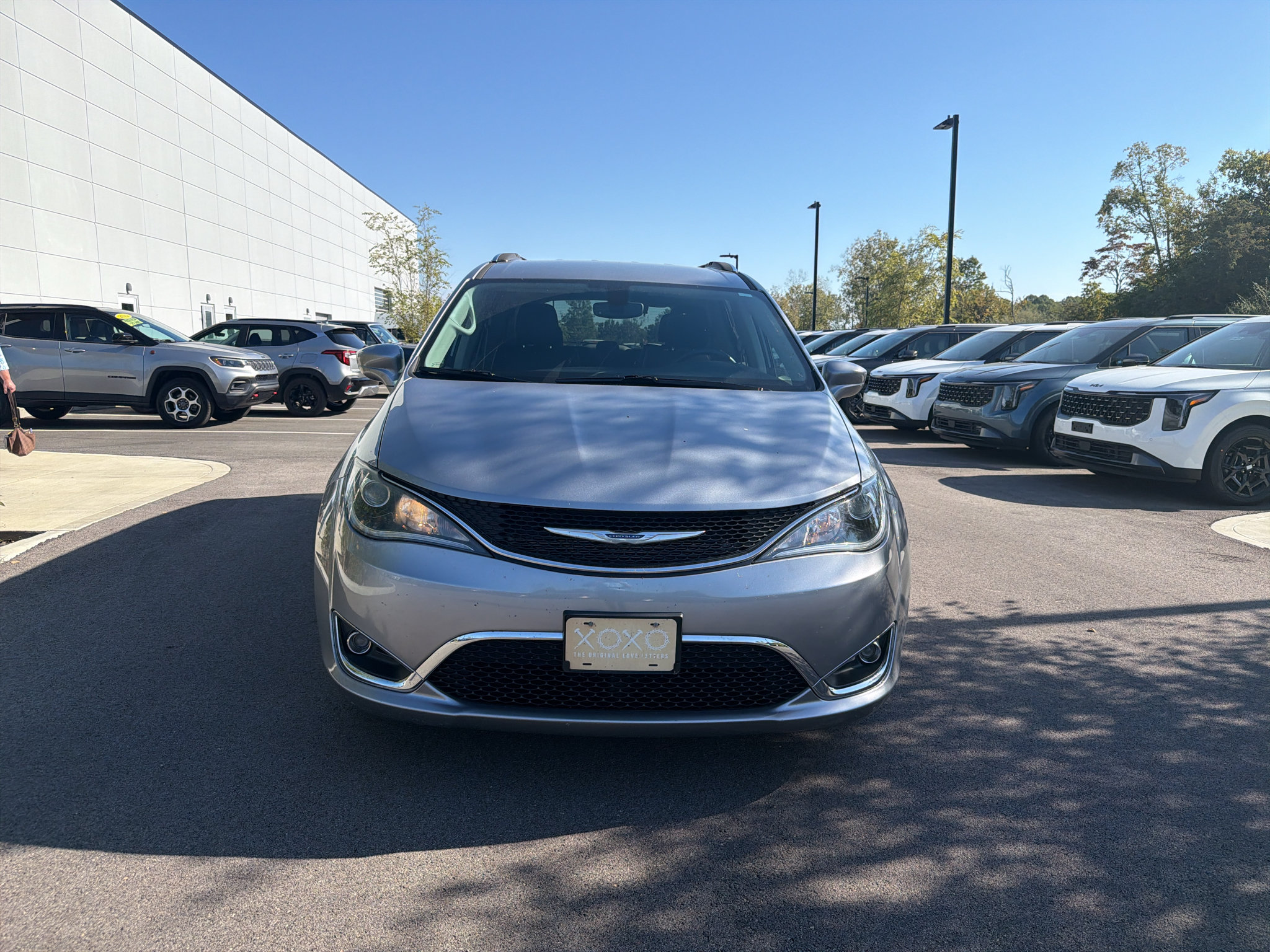 Used 2020 Chrysler Pacifica Touring-L FWD image 2