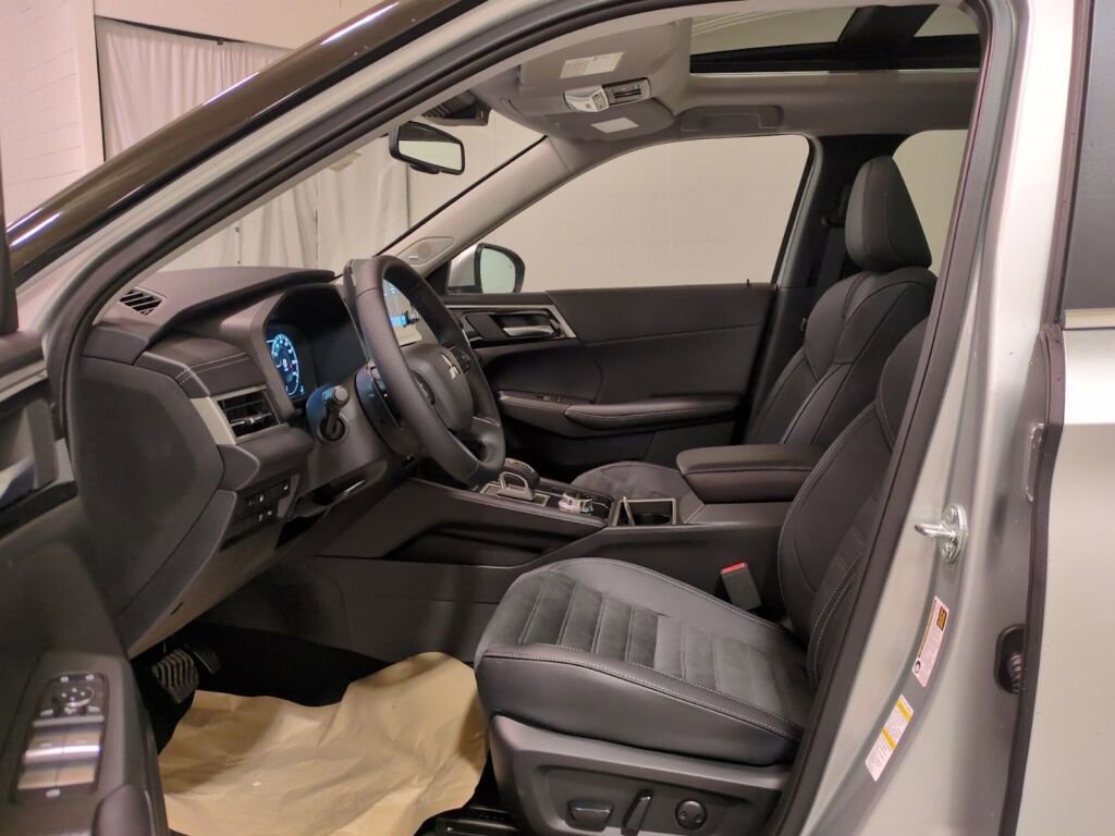 New 2025 Mitsubishi Outlander SE image 17