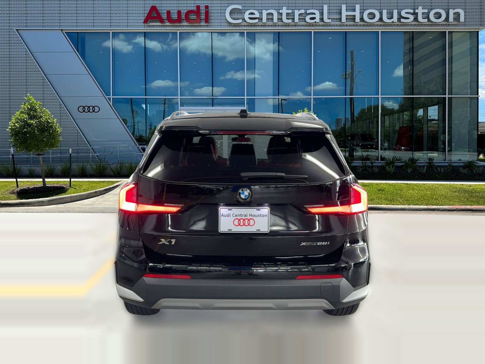 Used 2023 BMW X1 xDrive28i w/ Convenience Package image 10