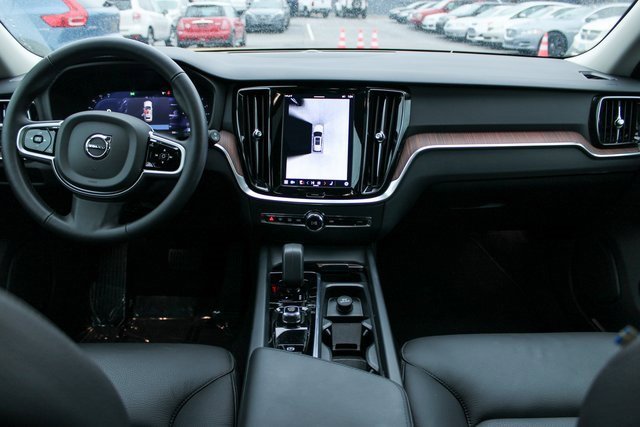 Used 2025 Volvo V60 B5 Cross Country Plus image 17