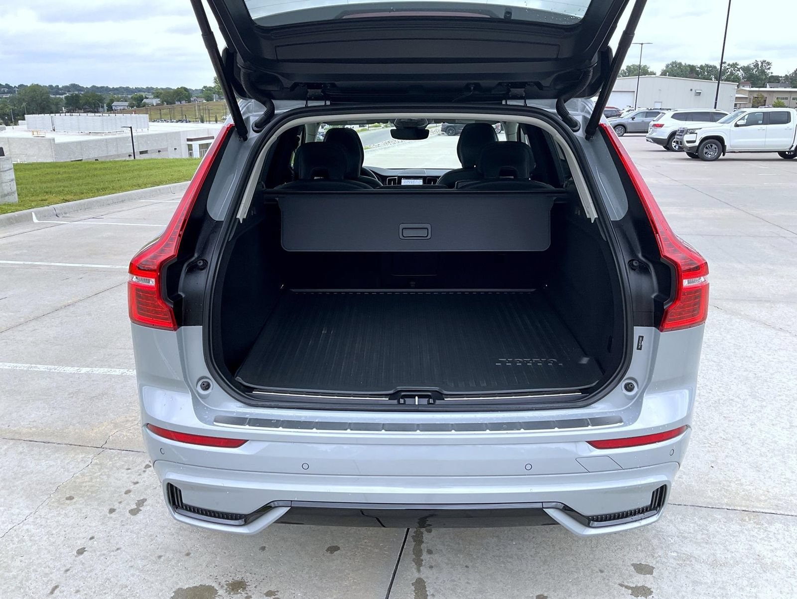 Used 2024 Volvo XC60 B5 Plus w/ Protection Package Premier AWD/4WD image 9