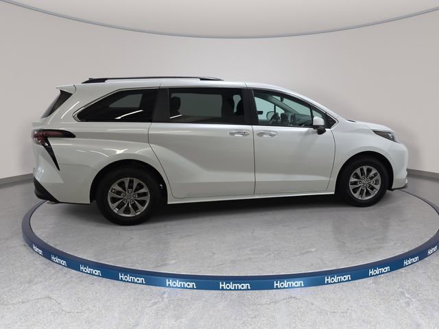 Used 2024 Toyota Sienna XLE FWD image 4