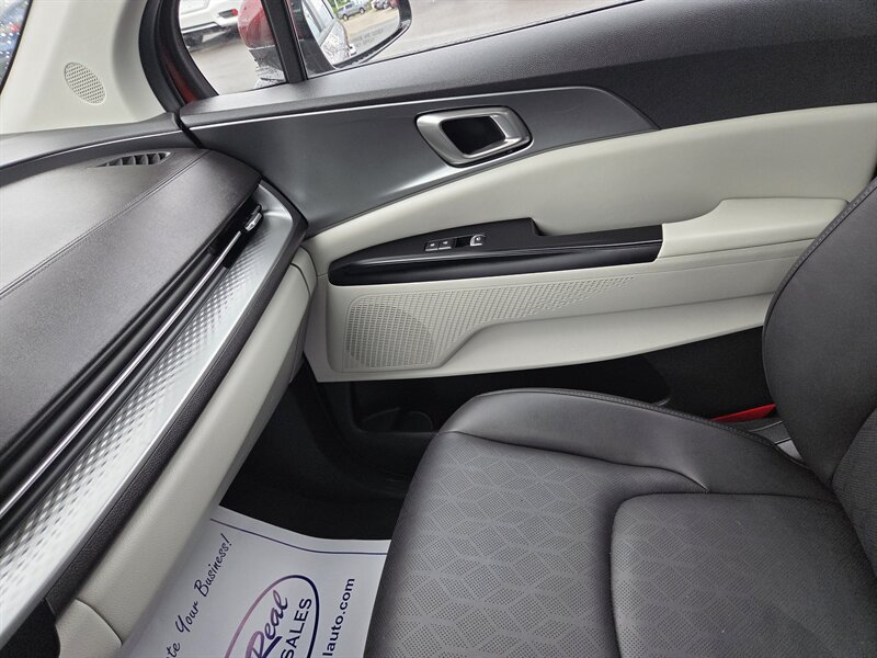 Used 2024 Kia Carnival LX FWD image 23