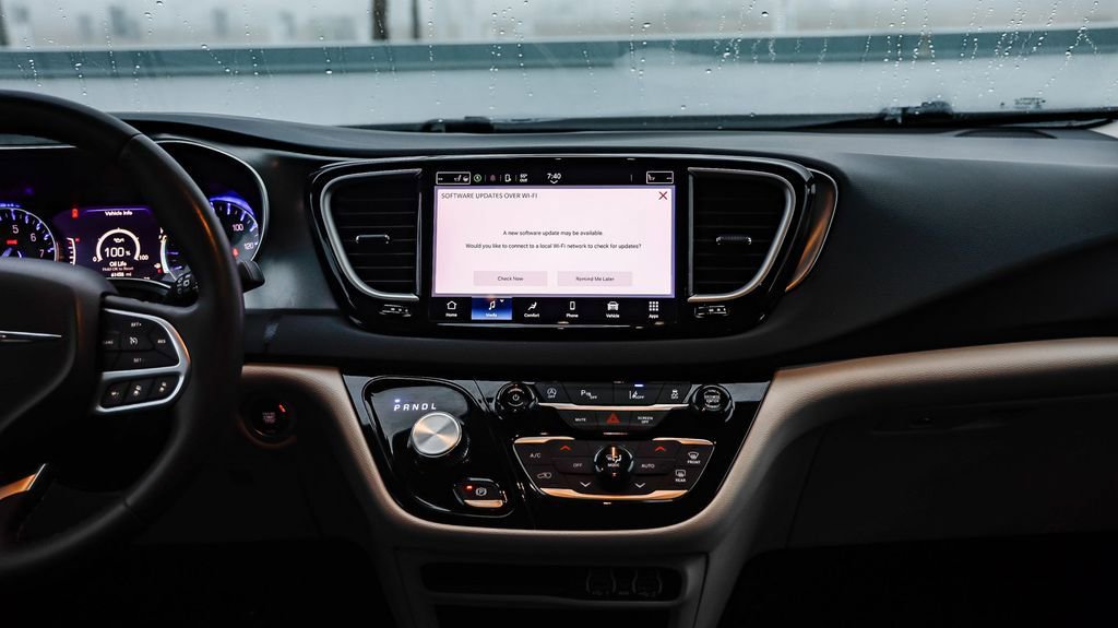 Certified 2024 Chrysler Pacifica Touring-L image 14