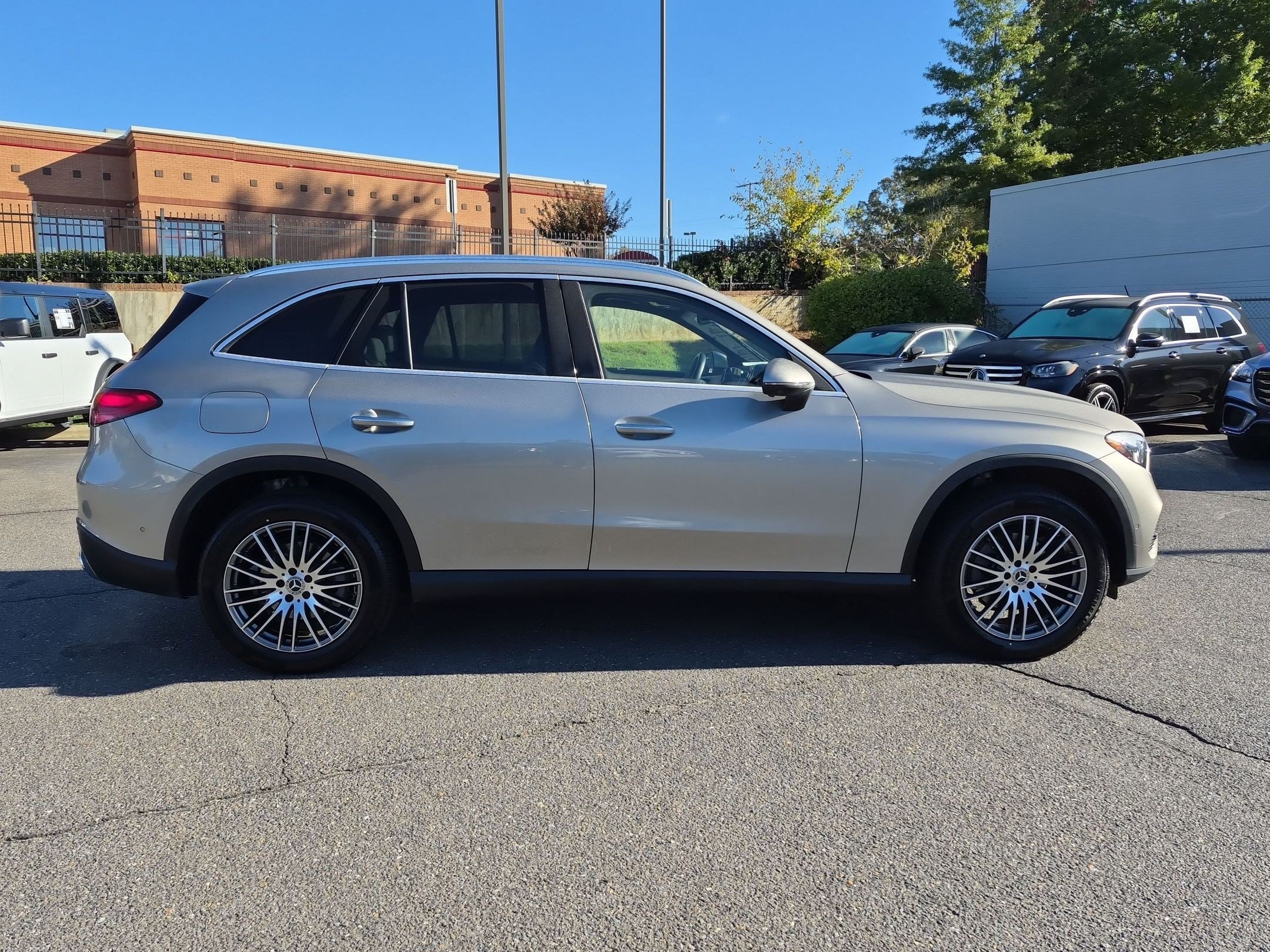 Used 2024 Mercedes-Benz GLC 300 4MATIC image 2