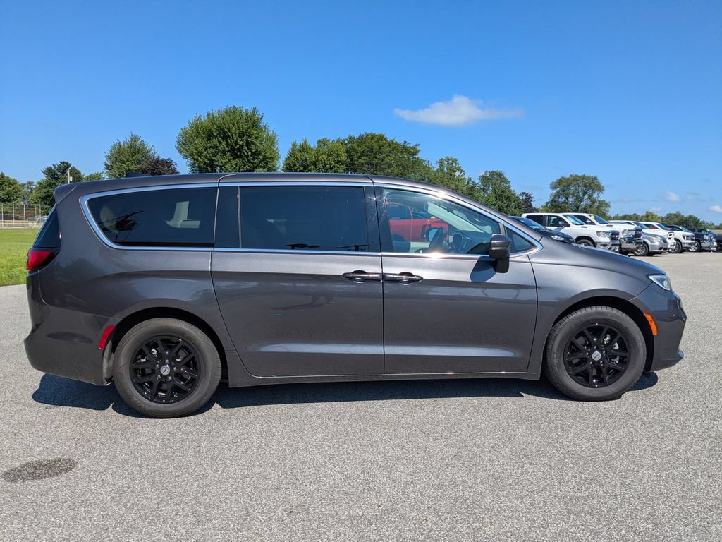Used 2024 Chrysler Pacifica Touring-L FWD image 4