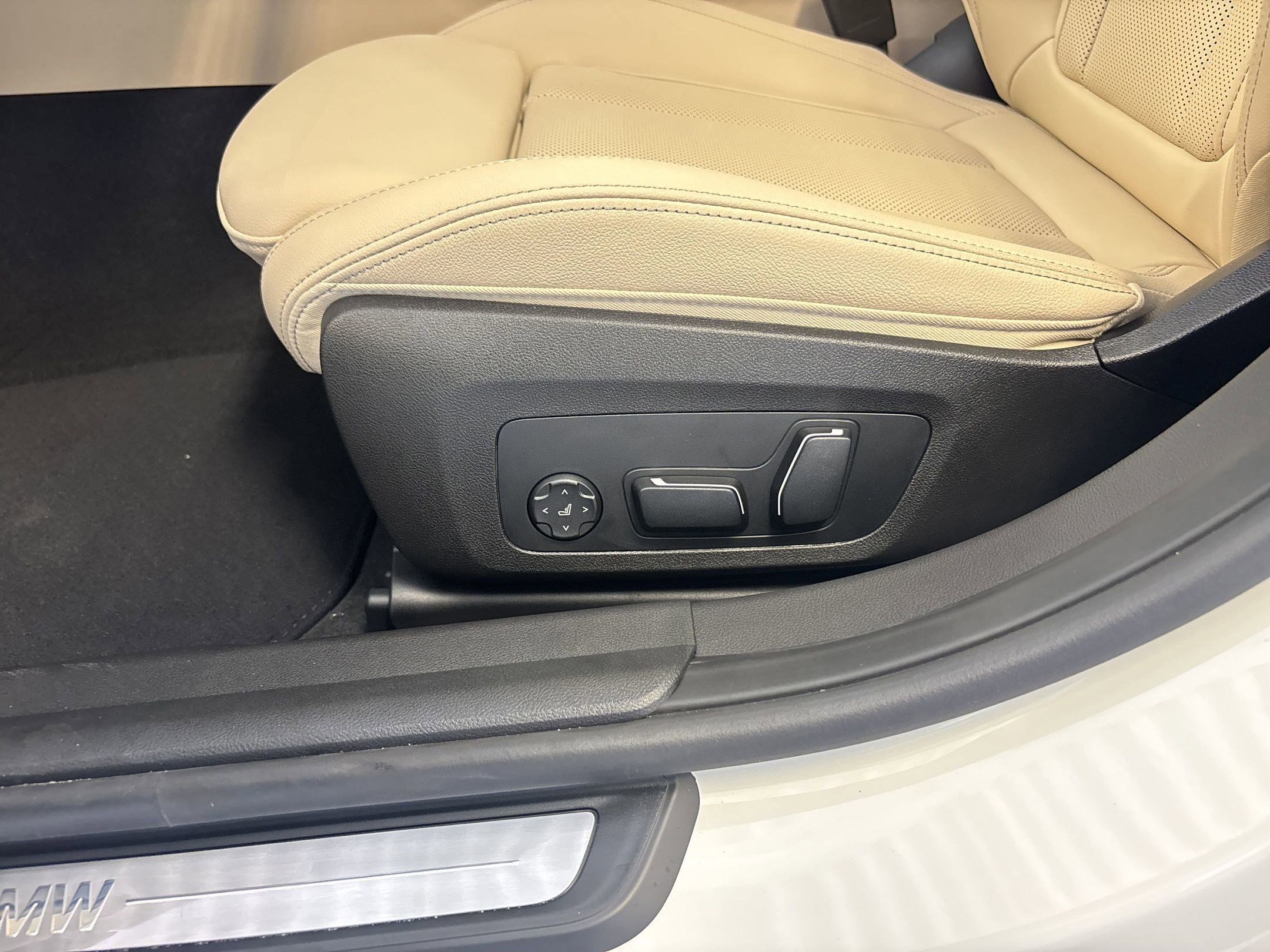 Used 2025 BMW 330i Sedan w/ Convenience Package image 11