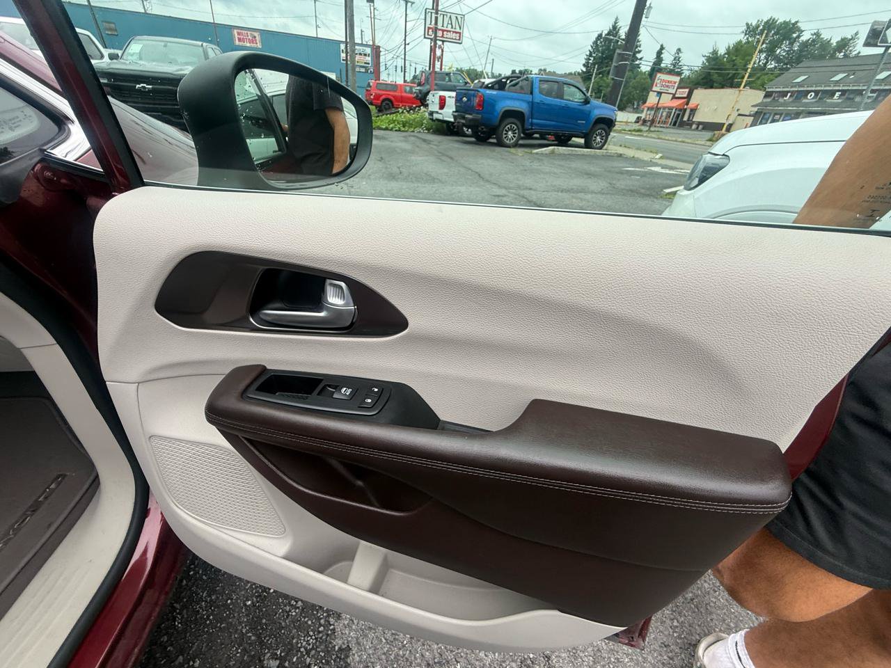 Used 2018 Chrysler Pacifica L FWD image 43