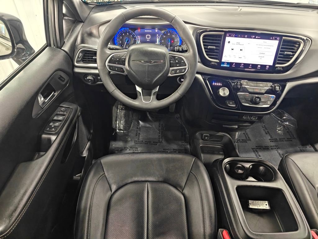 Used 2025 Chrysler Pacifica Select image 4