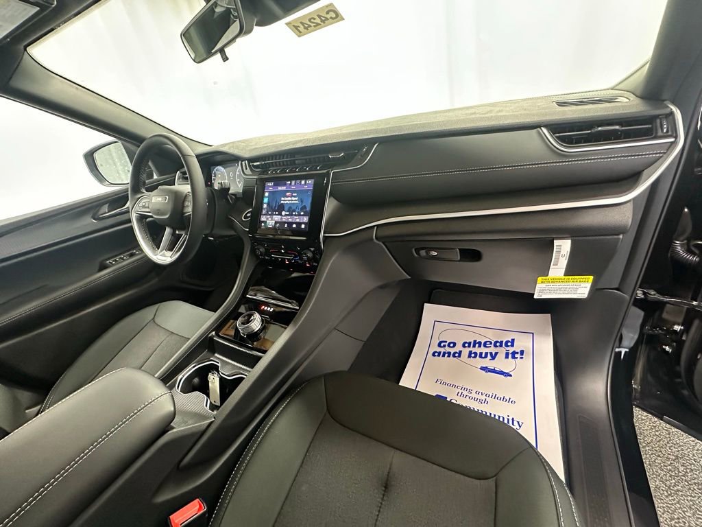 New 2025 Jeep Grand Cherokee L Laredo image 17