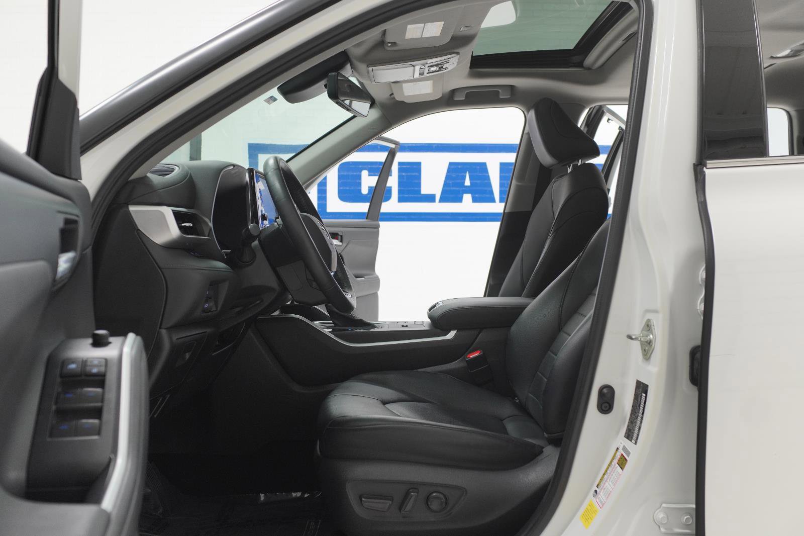 Used 2020 Toyota Highlander XLE FWD image 13