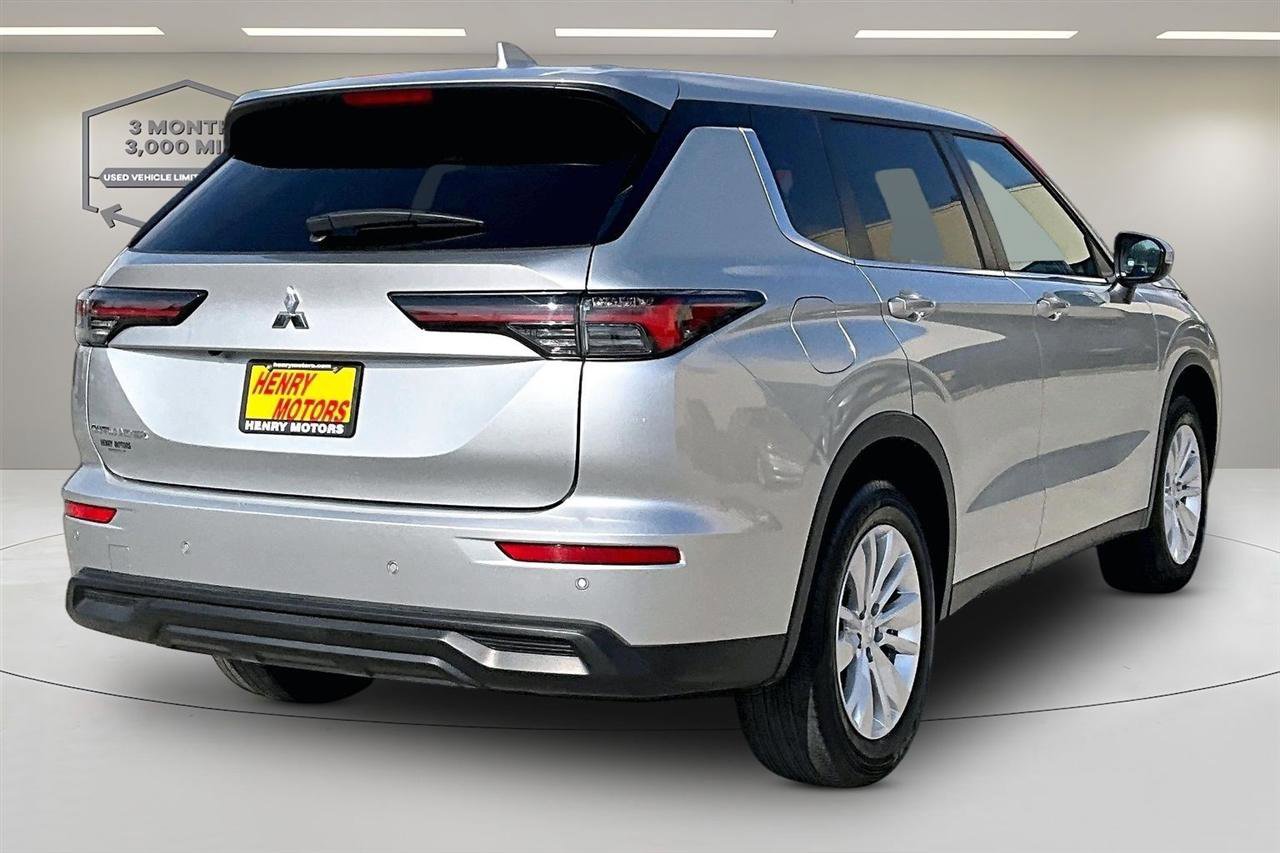 Used 2025 Mitsubishi Outlander ES image 7