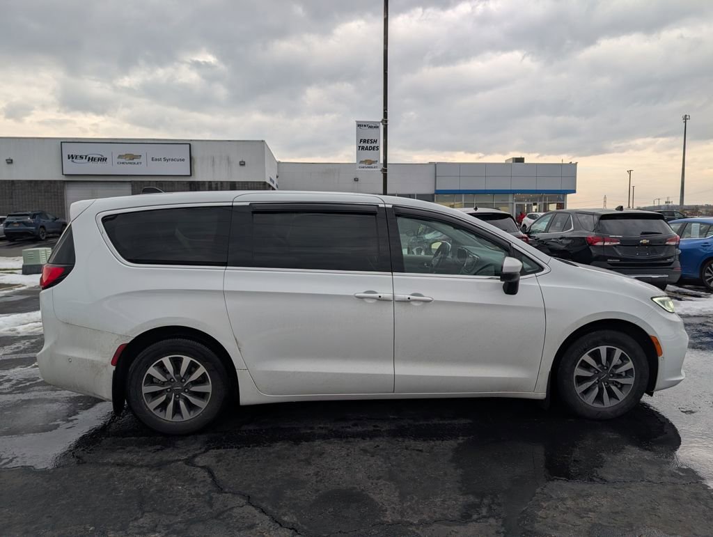 Used 2023 Chrysler Pacifica Touring-L image 8