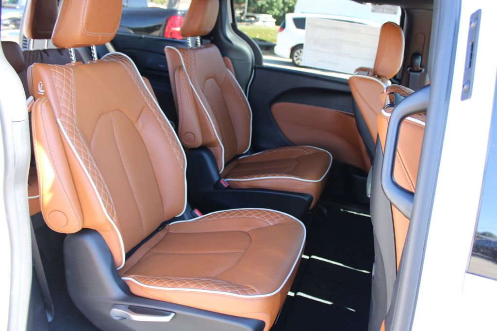 New 2026 Chrysler Pacifica Pinnacle image 13