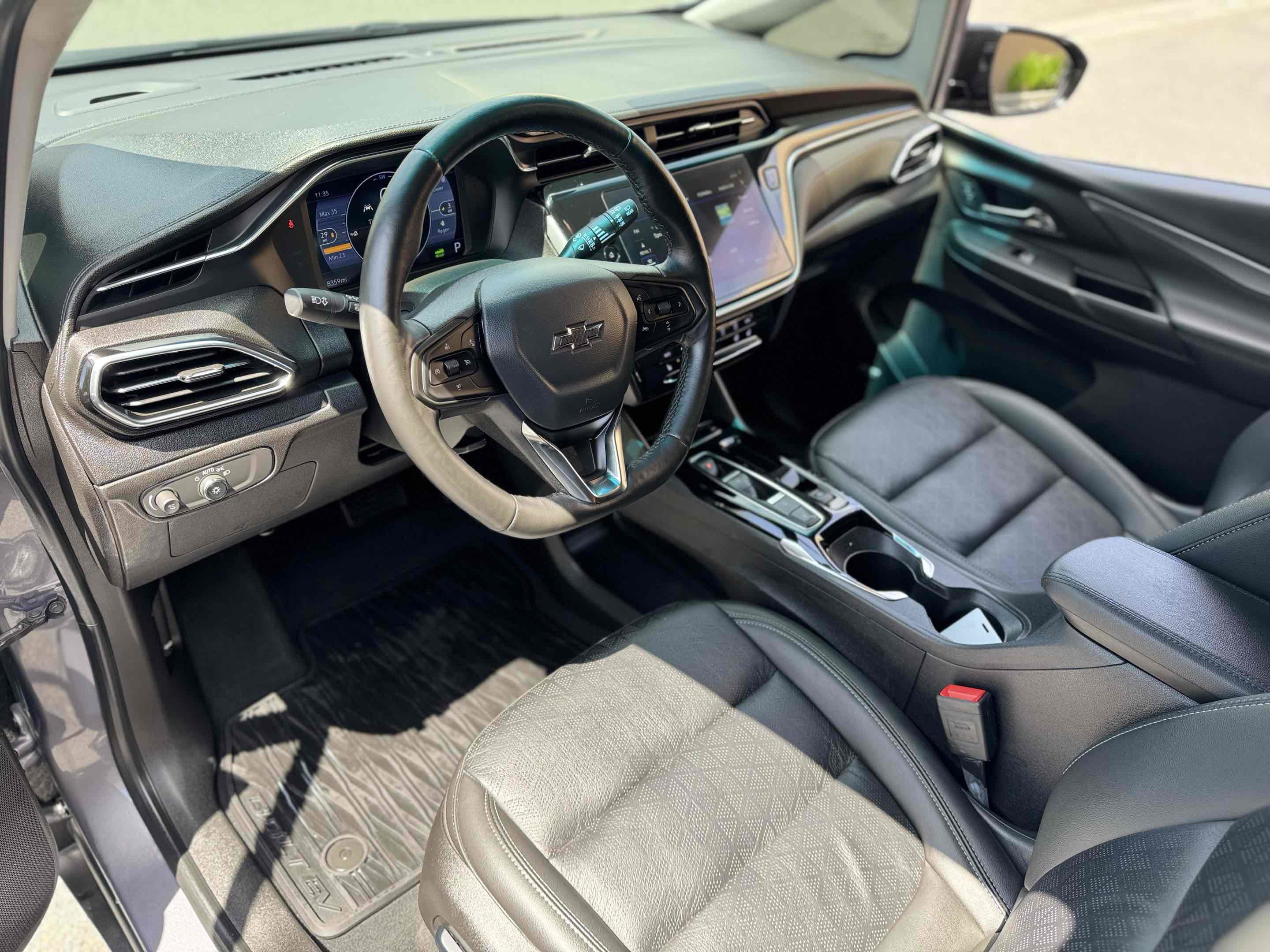 Used 2023 Chevrolet Bolt LT w/ Infotainment Package FWD image 14