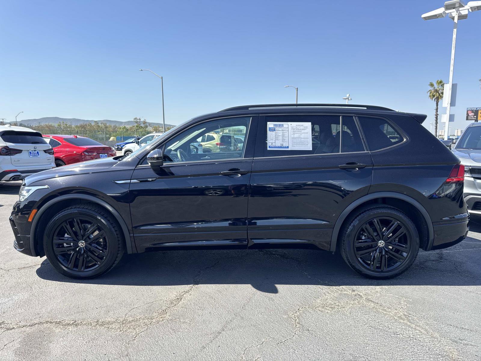 Used 2022 Volkswagen Tiguan SE R-Line image 2