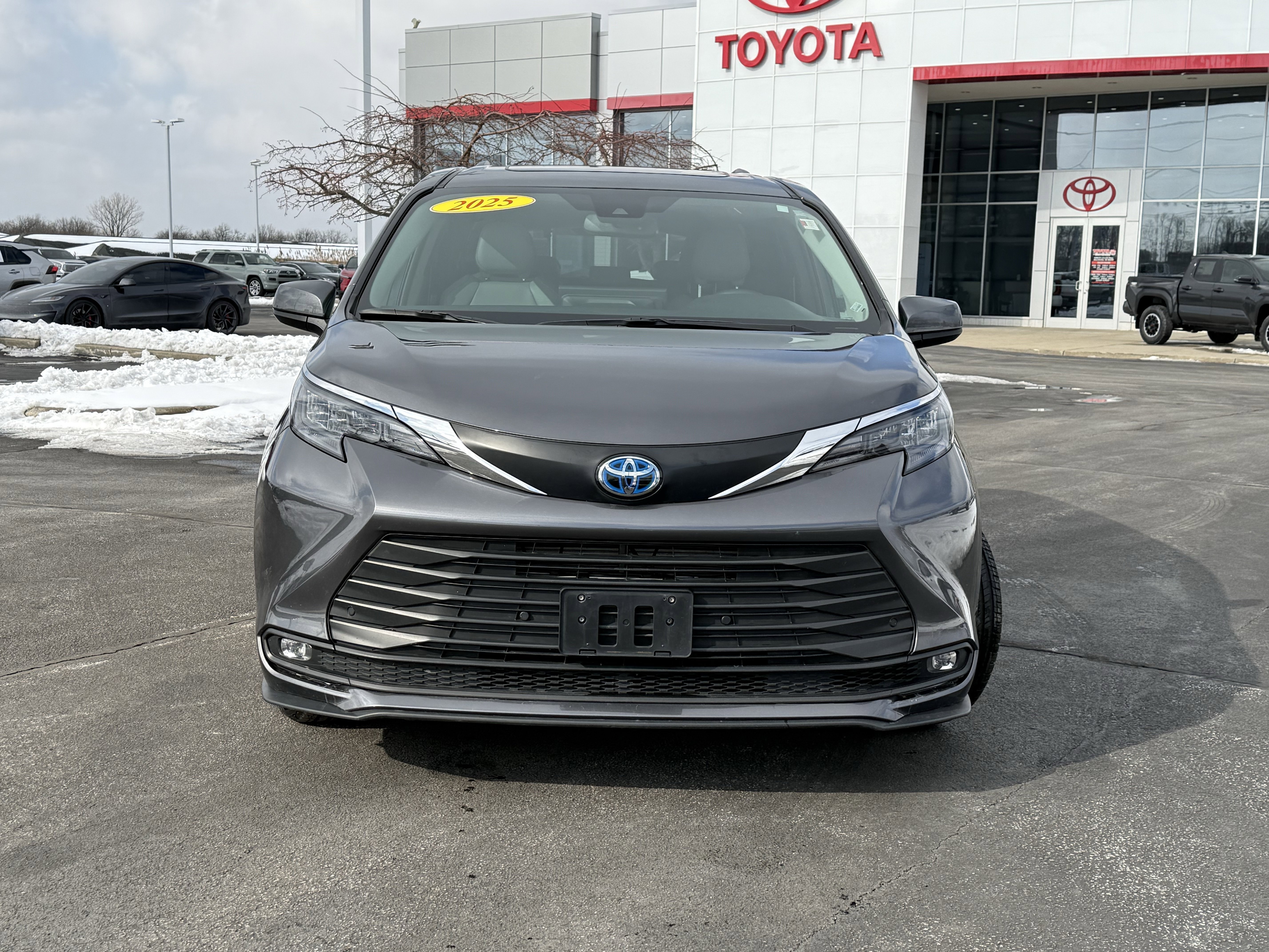 Used 2025 Toyota Sienna XLE image 2