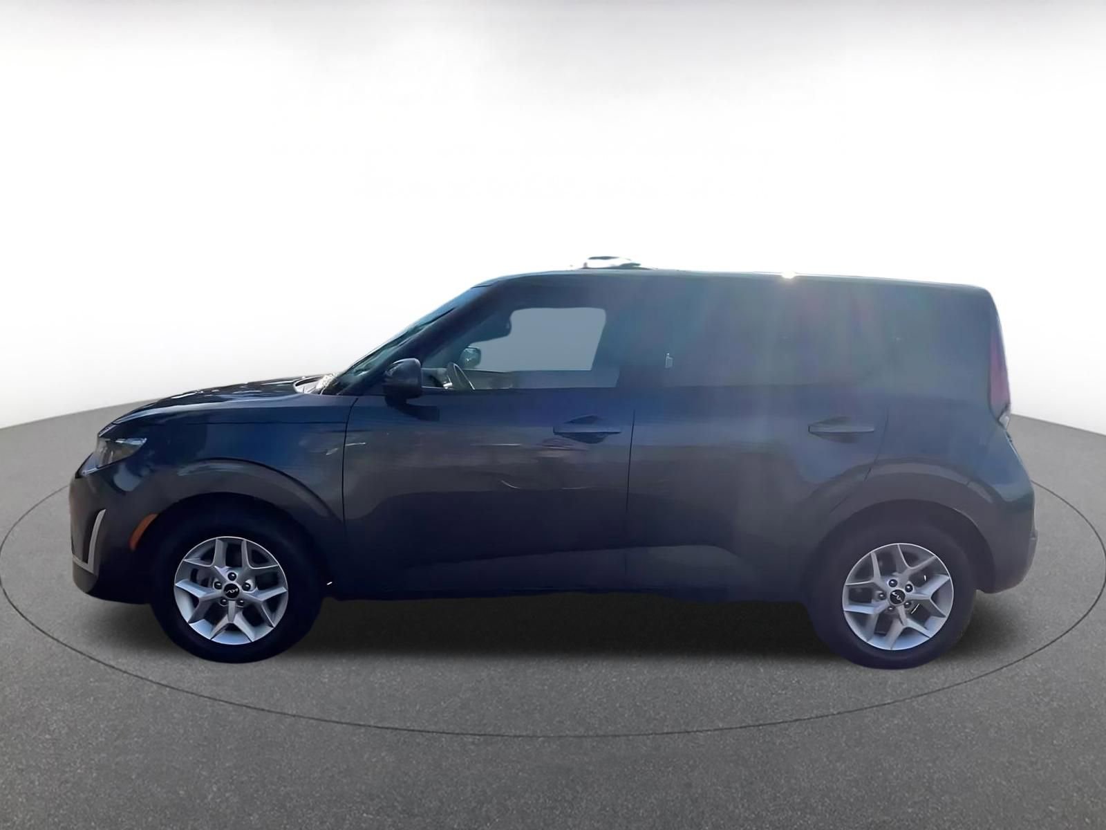 Used 2025 Kia Soul LX w/ LX Technology Package FWD image 9