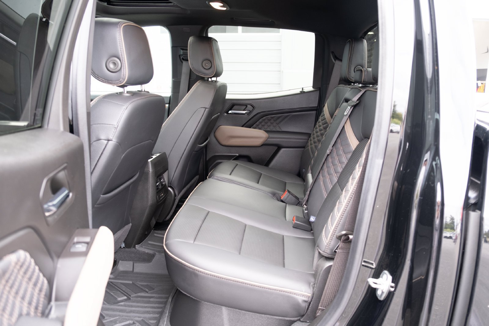 Used 2024 GMC Canyon Denali w/ LPO, Denali Black Edition AWD/4WD image 18
