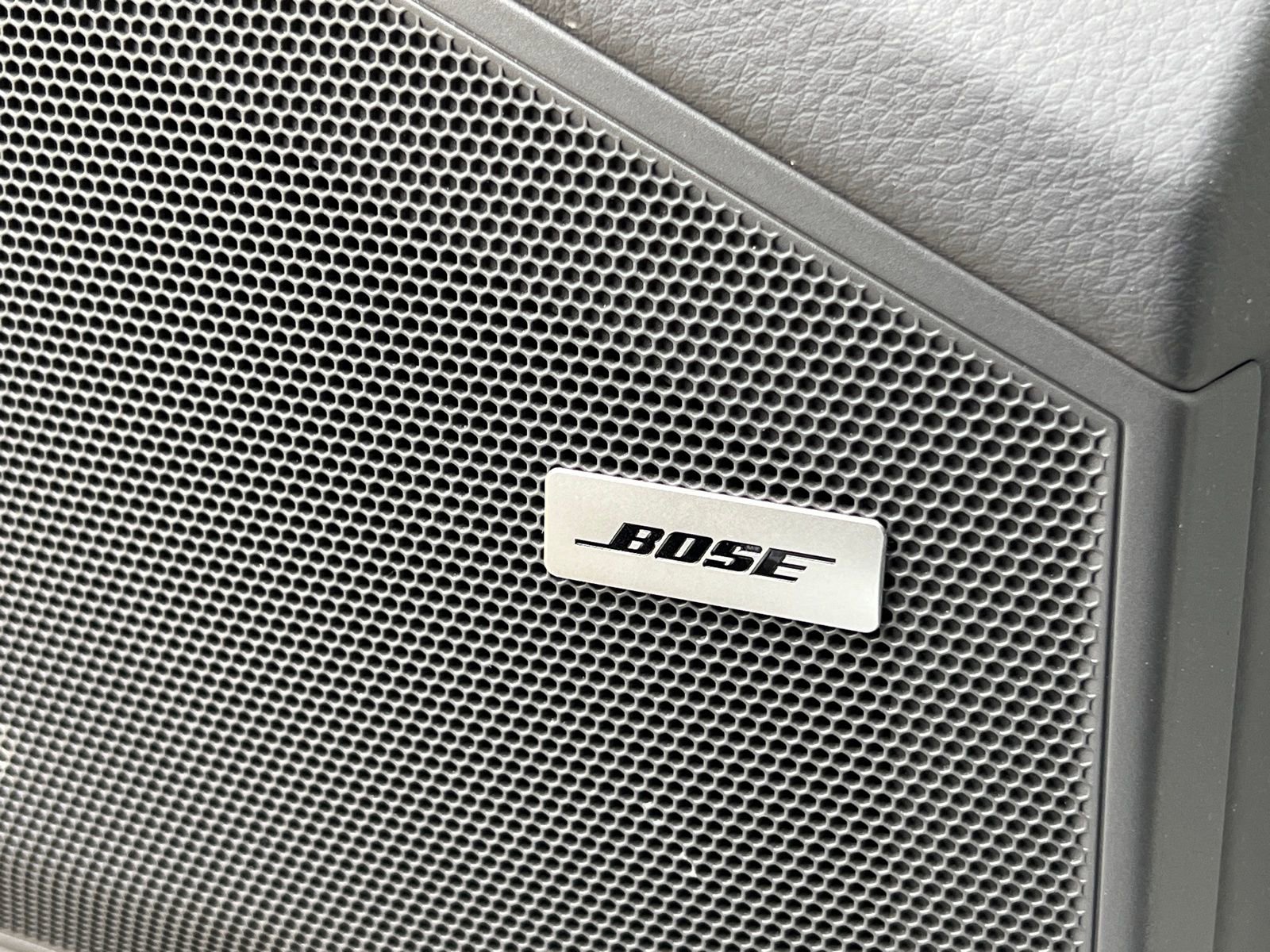 Certified 2022 Porsche Cayenne Platinum Edition image 31